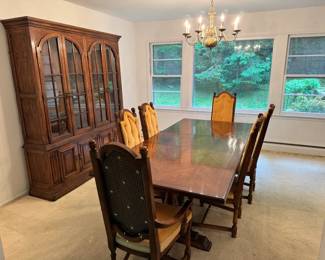 Drexel Heritage Dining Room Set - Solid Oak, 3 inserts, Seats 10! Comes with 6 chairs and table pads. Hutch is two pieces.