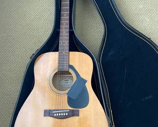 Yahama F-310 acoustic guitar with carrying case