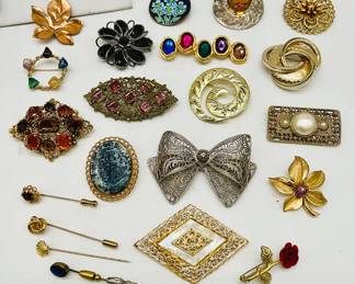Collection of Brooches ft. Pastelk