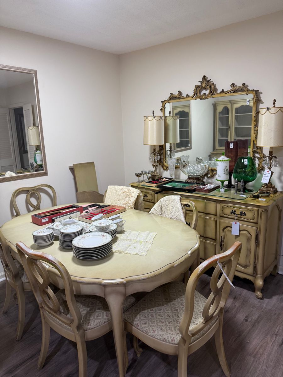 Dining Table (with leaf) & 6 Chairs $200