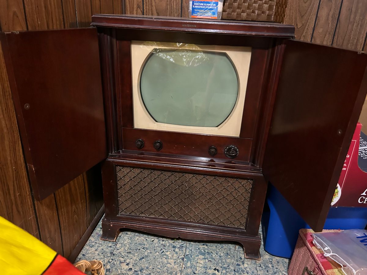 yes, old time TV original not working but UT folks know what to do. Just don’t plug it in until you fix it.😎