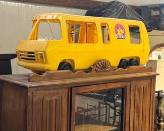 Barbie bus. Accessories in a tote