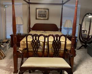 4 POSTER BED UPSTAIRS GUEST ROOMS