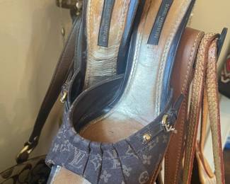 LOUIS VUITTON SIZE 7.5
