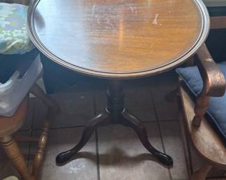 round Cherry Wood Pedestal Table 