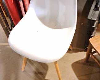Saarinen style molded chair