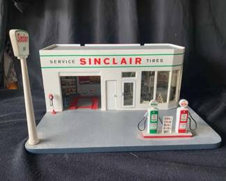 04 The Danbury Mint Sinclair Gas Station Display