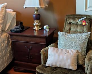 Retro green chair, swivels!