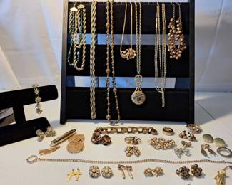 Vintage Golden Necklaces, Broaches, Earrings, Bracelet