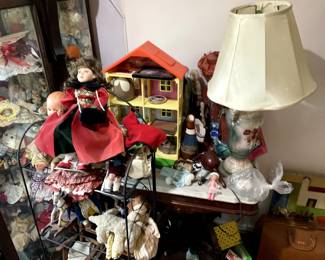 Dollhouse and more dolls