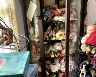 More dolls and collectibles, curio cabinet