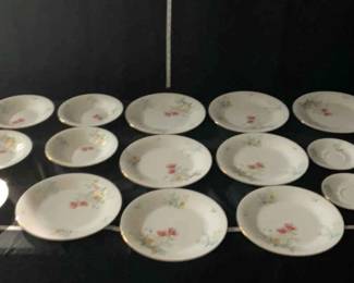 44 Piece Set of Liling Fine China by Yung Shen Blooming 