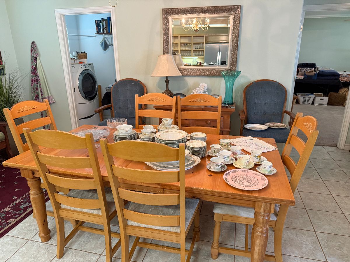 Broyhill Dining Table & 6 Chairs & Buffet