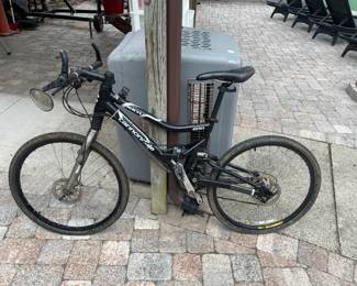 Cannondale Jekyll 600 mountain cross over bike. 