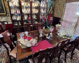 Henredon Dining Room Table with 2 leaves and pads. chairs, and lite China Cabinet