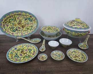Lot 711: 88 Piece Set of Vintage Jingdezhen 5 Dragon Porcelain Dishes