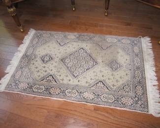 hand made 4' x 6'2" silk area rug