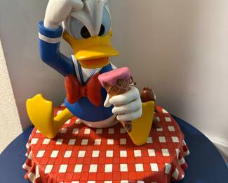 Donald Duck sculpture