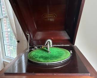 Columbia Grafonola (felt turntable)