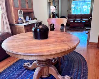 Oak pedestal with ball / claw feet table & leaves