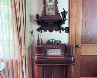 Antique Art Deco console floor tube radio, Mantle Clock