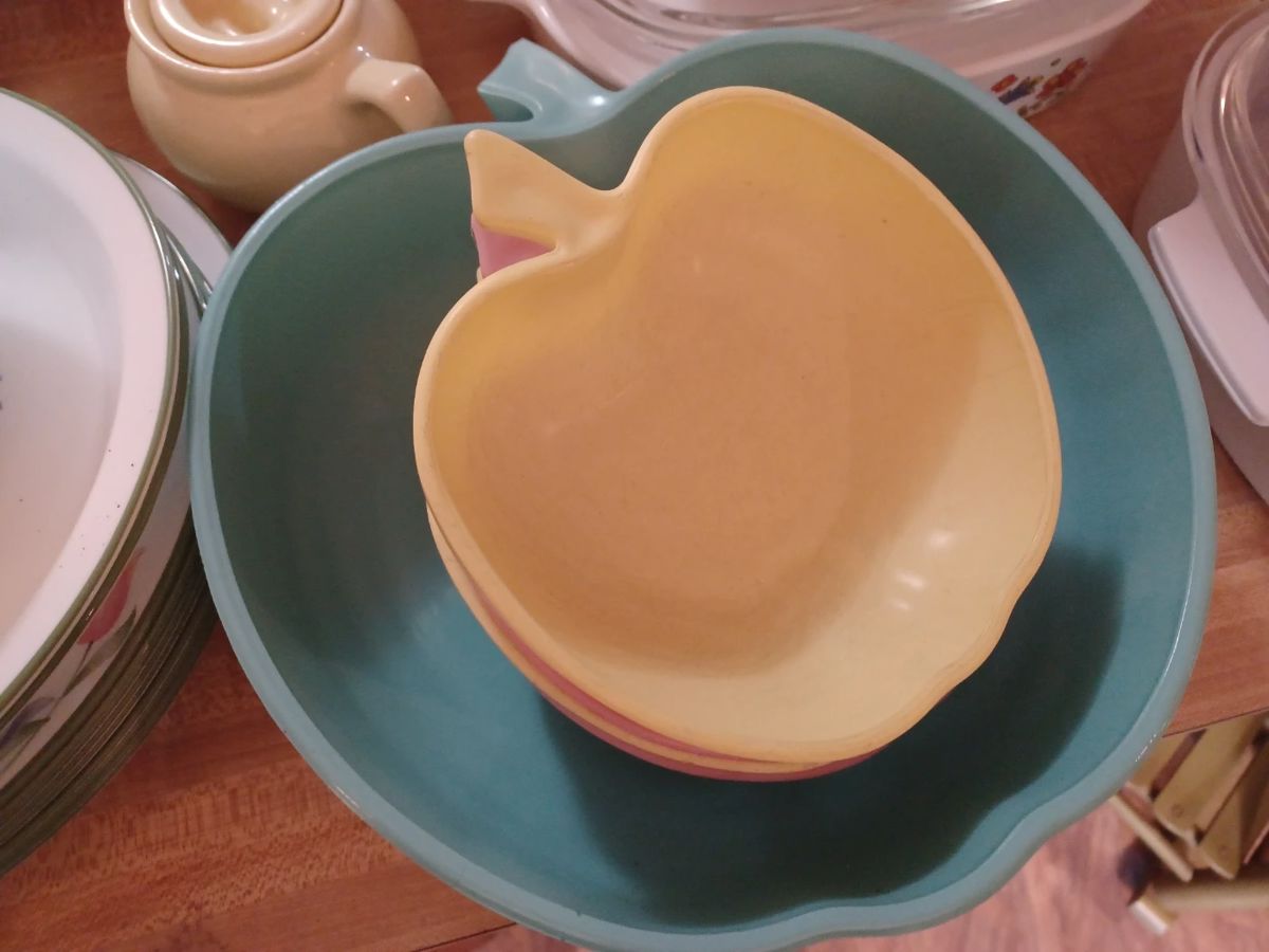 Vintage apple salad bowl set