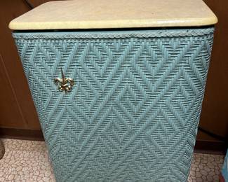 Vtg Fleur-de-lis Aqua Woven Rattan Wicker Laundry Basket Hamper w/ Lid