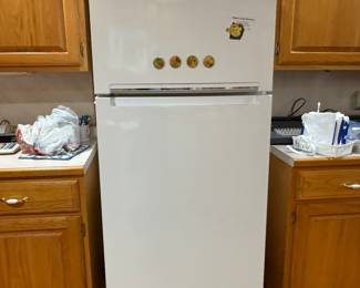 28. Whirlpool Refrigerator with icemaker