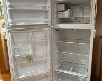 28. Whirlpool Refrigerator with icemaker