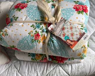 Pioneer woman king size quilt, NEW