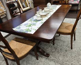 Beautiful wood table with 2 leaves