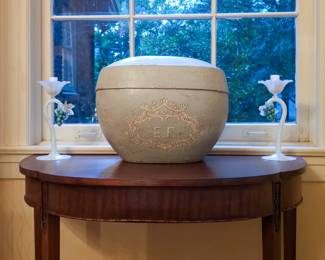Mid 19th c. Chinese paper mache hat box