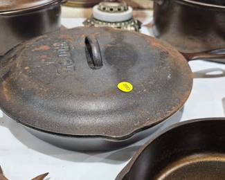 CAST IRON LODGE SKILLET WITH LID