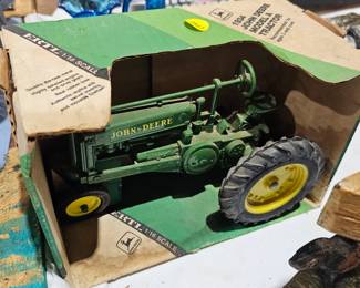 DIE CAST ERTL JOHN DEERE TRACTOR
