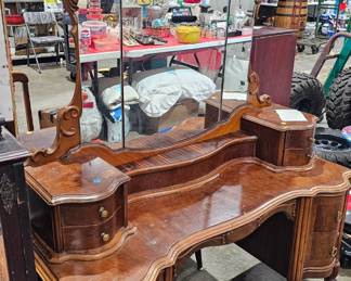 VINTAGE VANITY WITH MIRROR