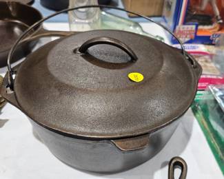 CAST IRON DUTCH OVEN WITH LID