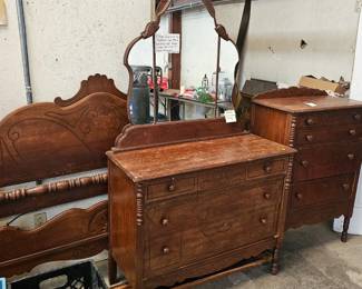BEDROOM SUITE / BED / DRESSER WITH MIRROR / CHEST OF DRAWERS