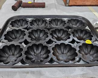 CAST IRON MUFFIN PAN