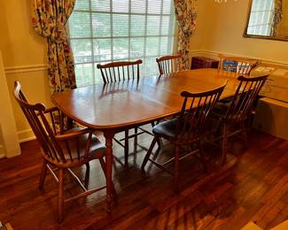#64 drexel 4 leg table with 3 leaves 6 chairs 56-92x29 $130.00