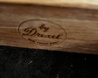 #64 drexel 4 leg table with 3 leaves 6 chairs 56-92x29 $130.00