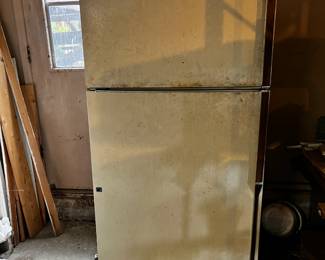 #76 whirlpool garage frig 21 cu $25.00