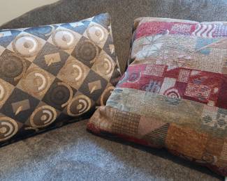 Woven Throw Pillows – Global Style (Set of 2)
Tapestry-textured pillows with abstract and geometric designs. Great for boho, rustic, or eclectic decor.