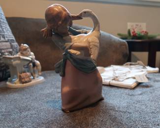 Lladro Porcelain – Girl with Goose (Matte Finish)
Authentic matte porcelain figure by Lladro, handmade in Spain. Sweet girl holding goose. Marked on base.