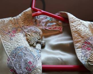 Vintage Chinese Pure Silk Robe – Embroidered
Genuine pure silk robe with ornate floral and fan embroidery. Traditional frog closures. Label marked “Pure Silk.” Likely mid- to late-20th century.