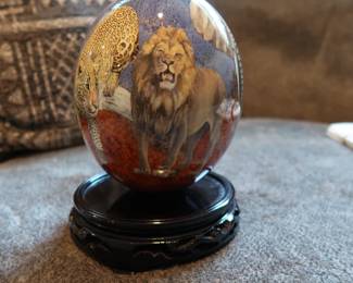 Hand-Painted Ostrich Egg – Elephant Design
Real ostrich eggshell with detailed African elephant scene. Displayed on carved wood stand. Likely from South Africa.