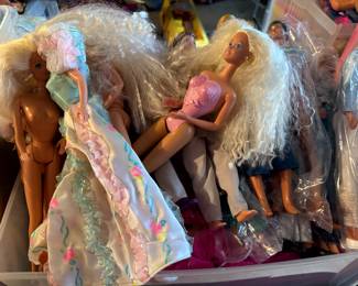 Hundreds of loose Barbie's and Kens and others to pour over