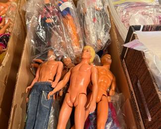 Hundreds of loose Barbie's and Kens and others to pour over