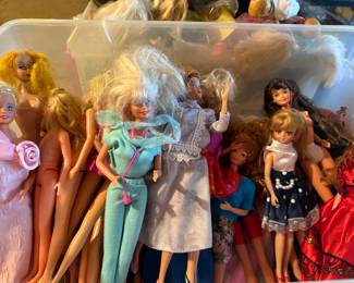 Hundreds of loose Barbie's and Kens and others to pour over