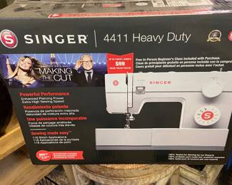 Singer 4411 sewing machine, lightly used