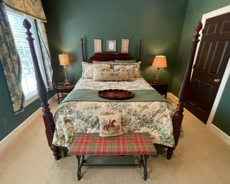 Gorgeous Mahogany 4 poster bed with mattress